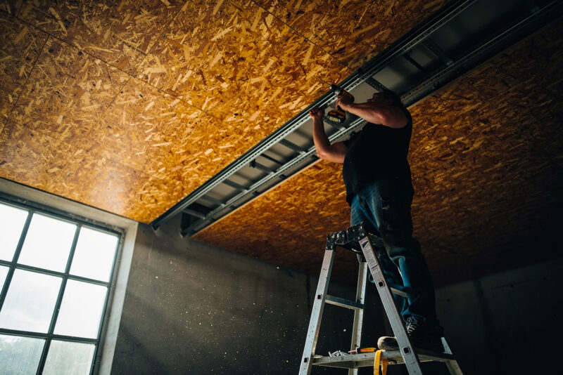 OSB au plafond : pose, choix, finitions et erreurs à éviter