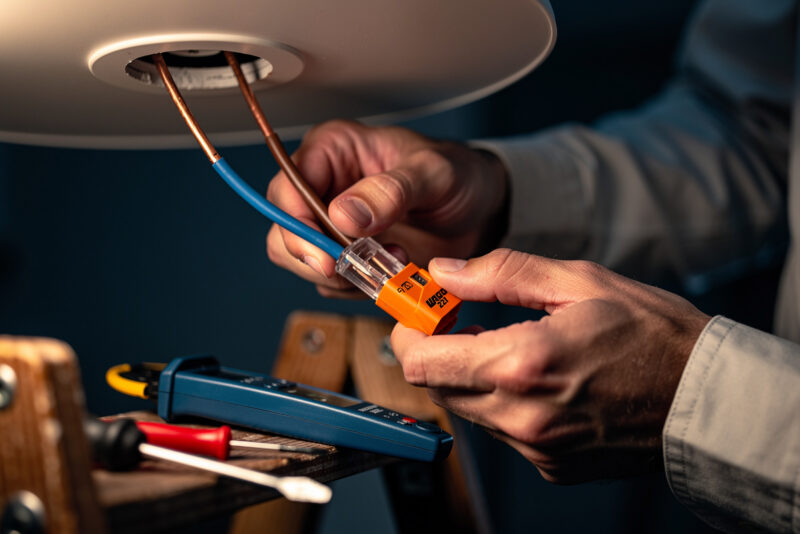 Brancher un luminaire 2 fils : guide complet et sécurisé