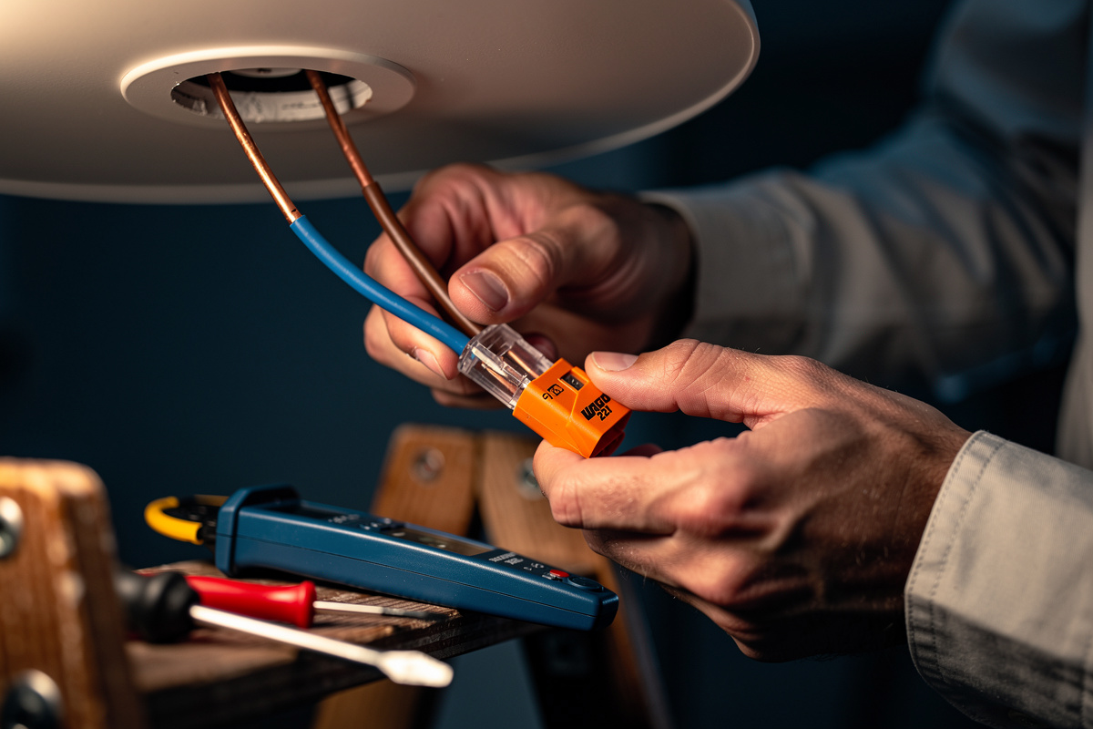 Brancher un luminaire 2 fils : guide complet et sécurisé